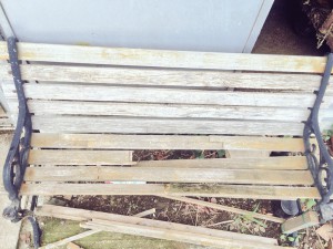 壊れた木製ベンチ