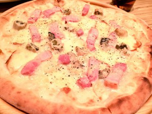 町田　キンカウーカ　牡蠣とベーコンの燻製チーズピザ