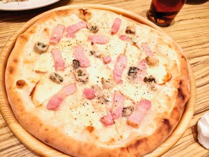 町田　キンカウーカ　牡蠣とベーコンの燻製チーズピザ