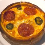 チーズレストラン　リコッタ「サラミとハラペーニョのトマトソースピザ」